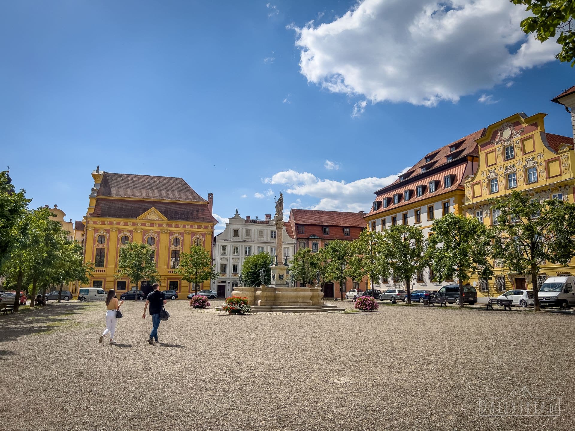 Historischer Platz mit Brunnen in Neuburg an der Donau – Sehenswürdigkeit unweit der Ferienwohnung Dorfzauber