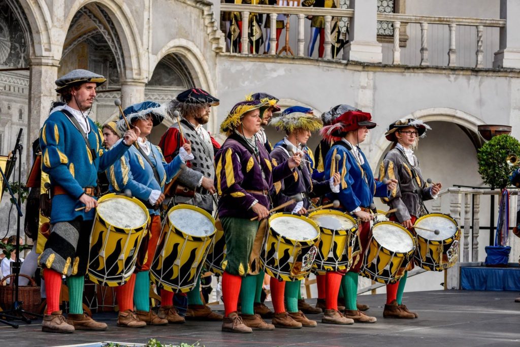 Fanfarenzug Neuburg am Schlossfest in Neuburg an der Donau – kulturelles Erlebnis für Gäste der Ferienwohnung Dorfzauber
