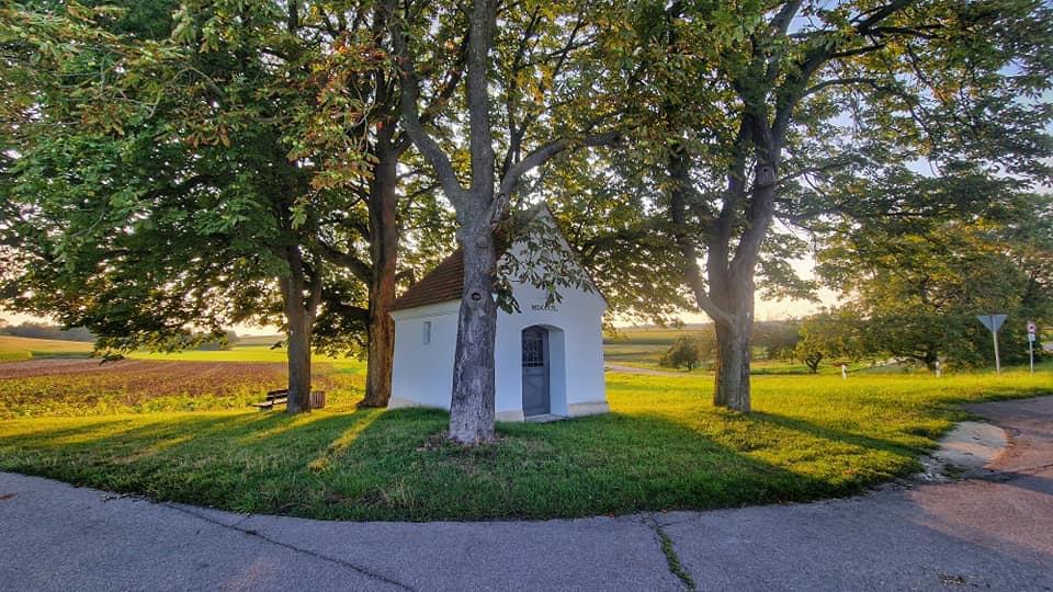 Kapelle in Joshofen – Sehenswürdigkeit nahe der Ferienwohnung Dorfzauber Neuburg an der Donau