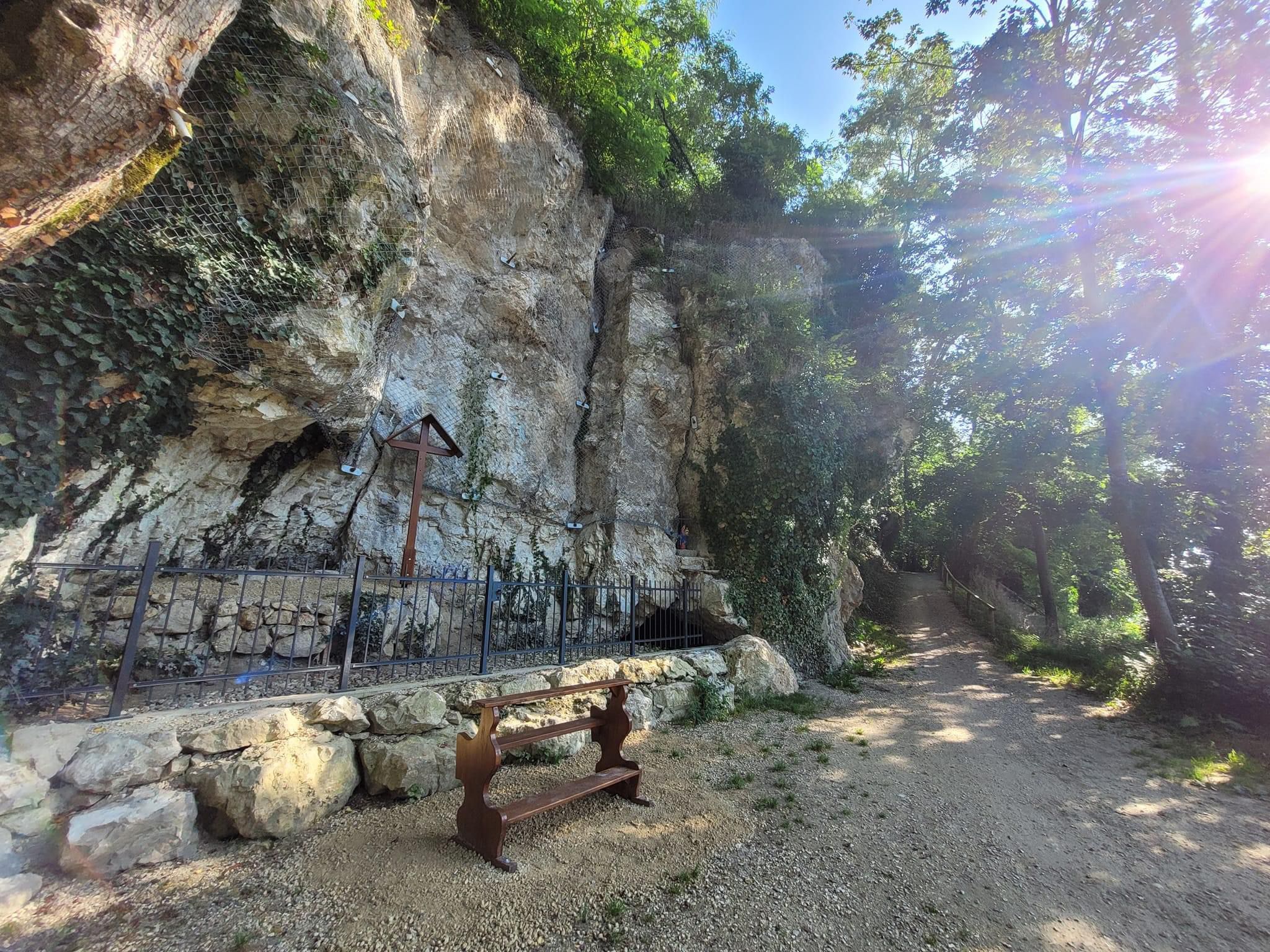 Mariengrotte im Wald zwischen Joshofen und Neuburg in der Nähe der Ferienwohnung Dorfzauber