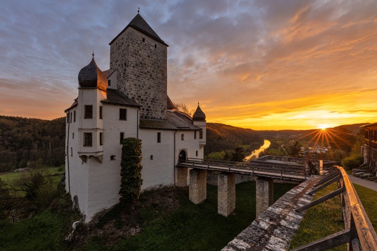 Burg Prunn in Riedenburg im Sonnenuntergang – Sehenswürdigkeit im Altmühltal