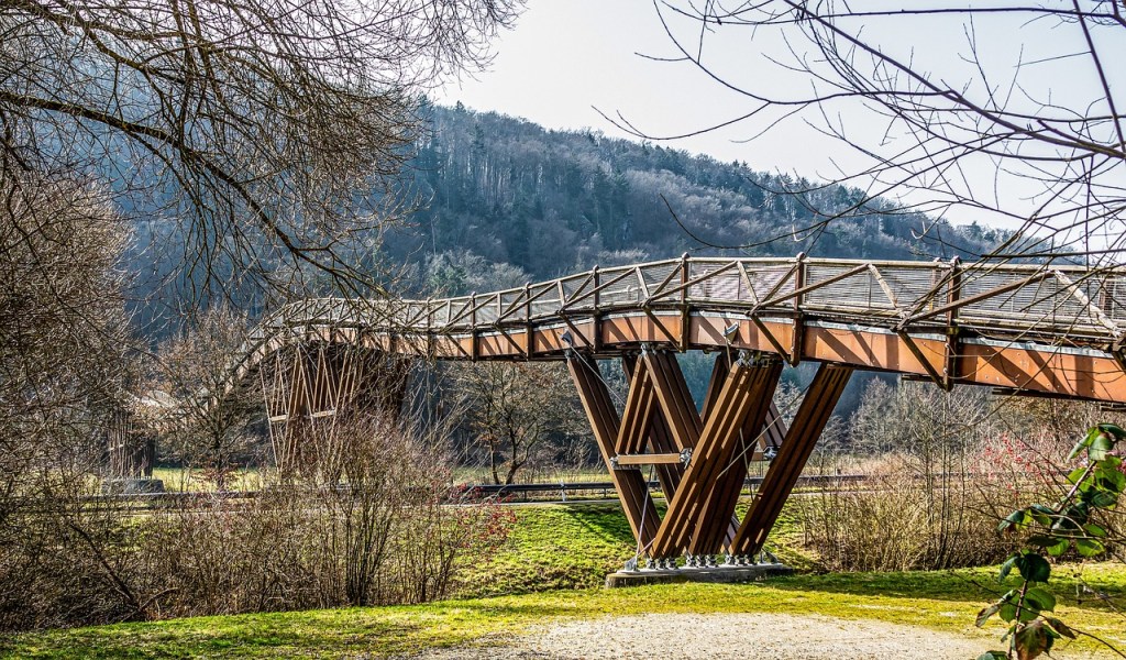 Holzbrücke Tatzlwurm in Essing – architektonisches Highlight nahe der Ferienwohnung Dorfzauber