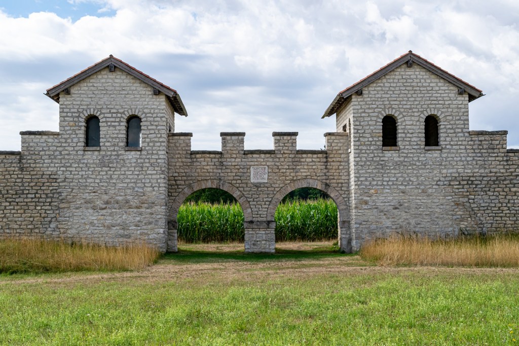 Römisches Tor am UNESCO-Welterbe Limes im Naturpark Altmühltal