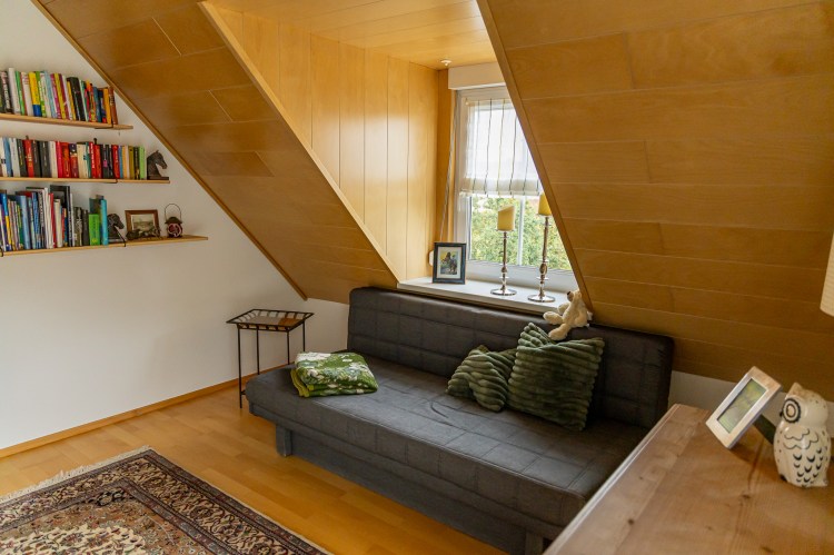 Gemütliche Sitzecke mit Couch und Fernseher in Neuburger Ferienwohnung