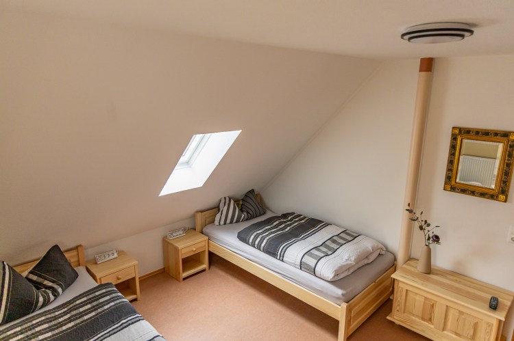 Helles Gästezimmer mit zweiEinzelbetten
