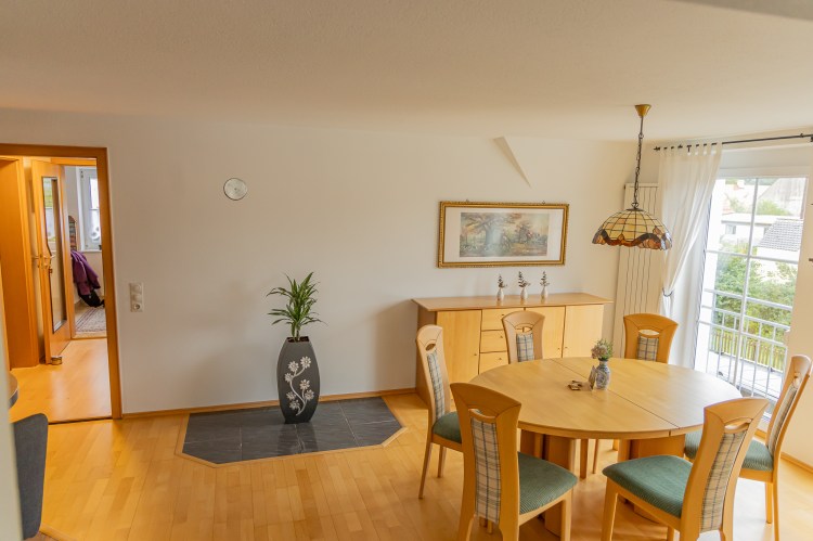 Gemütliche Essecke mit Lampenschirm und Dekoration