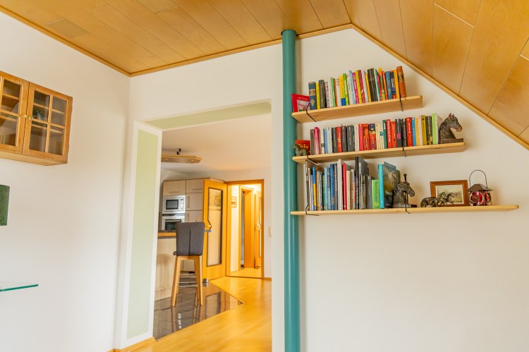 Bücherregal im Wohnzimmer