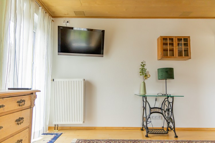 Wohnbereich mit dekorativem Regal