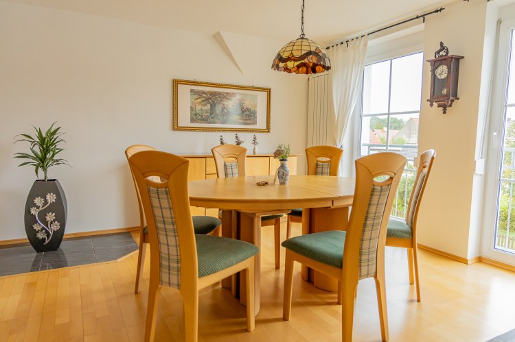 Gemütliche Essecke mit Holztisch und Lampenschirm