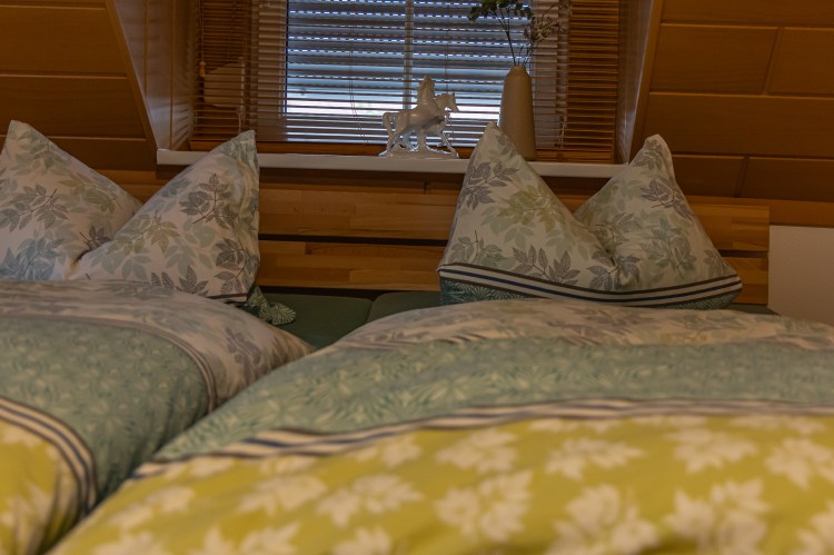 Doppelbett mit Fenster hinter der Kopflehne