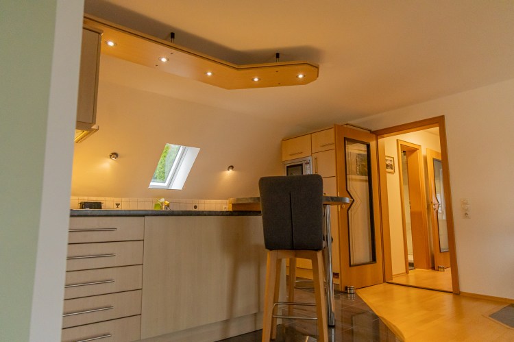 Küchenzeile mit Barhockern