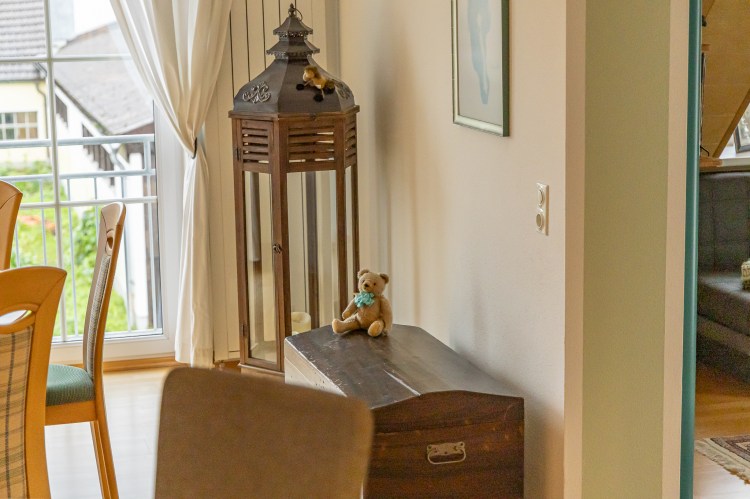 Holztruhe mit Teddybär als Dekoration