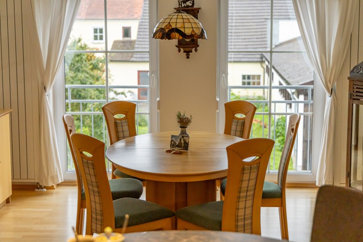 Charmanter Essbereich mit großen Fenstern