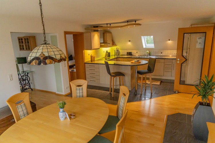 Heller Essbereich mit Blick in die Küche der Ferienwohnung in Neuburg
