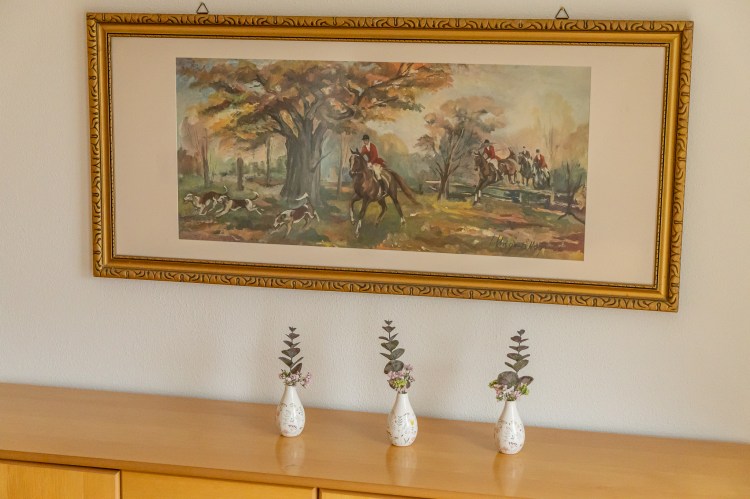 Dekoratives Bild einer Jagd mit Reitern und Hunden