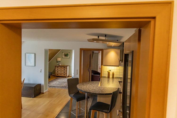 Essbereich mit Blick in die moderne Küche der Ferienwohnung Dorfzauber Neuburg