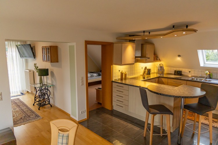 Moderne Küche mit Essbereich der Ferienwohnung Dorfzauber in Neuburg an der Donau