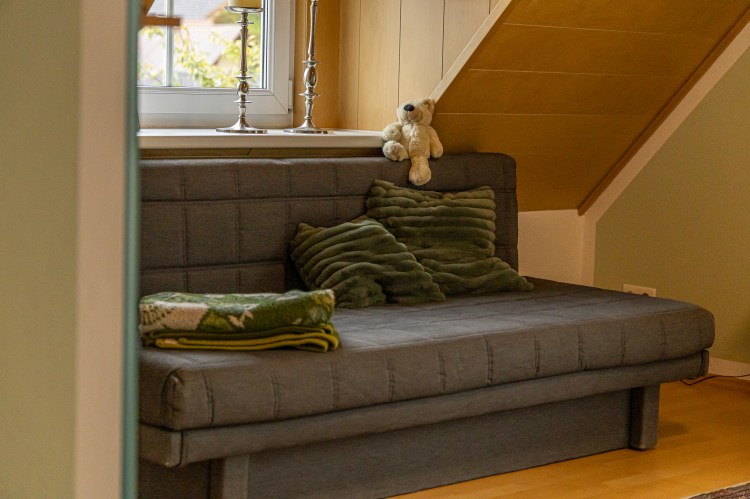 Gemütliche graue Couch im hellen Wohnbereich