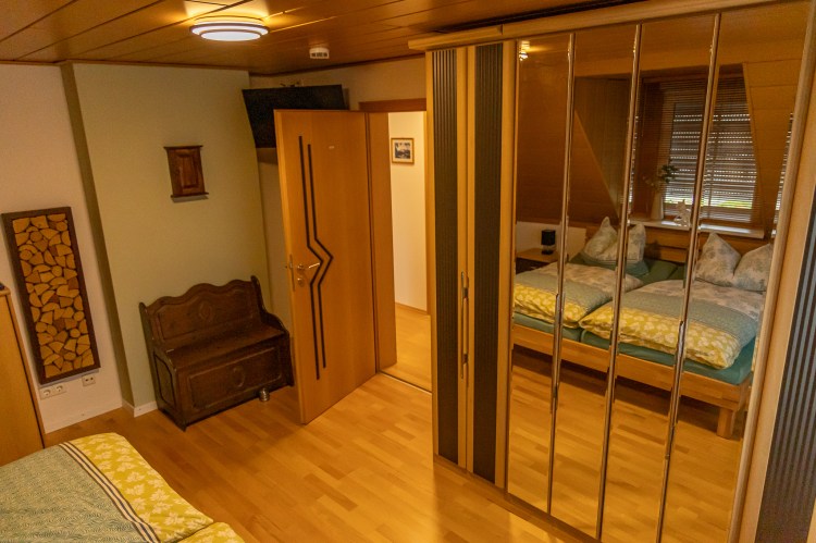 Gemütliches Schlafzimmer mit Bett und Kleiderschrank