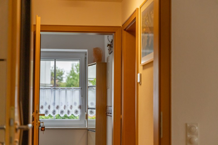 Badezimmer der Ferienwohnung Dorfzauber mit großem Fenster