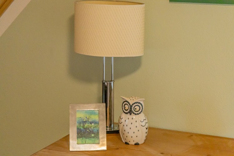 Dekoration mit Eule und Lampe im Wohnbereich