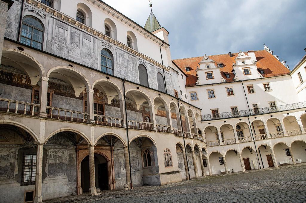 Innenhof des Neuburger Schlosses – Sehenswürdigkeit nahe der Ferienwohnung Dorfzauber Neuburg
