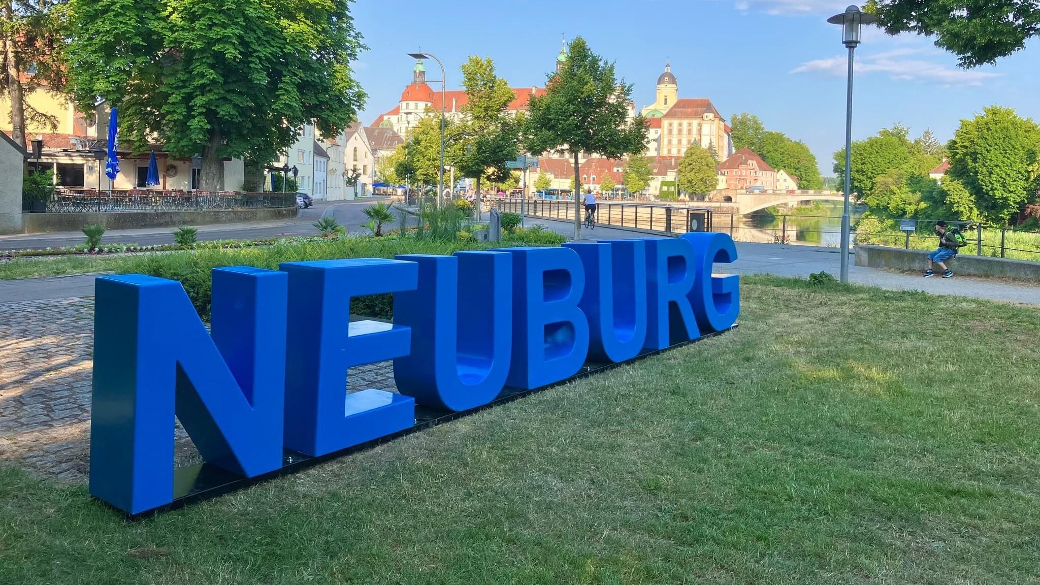 Neuburg Schriftzug am Donauufer – Fotospot nahe der Ferienwohnung Dorfzauber