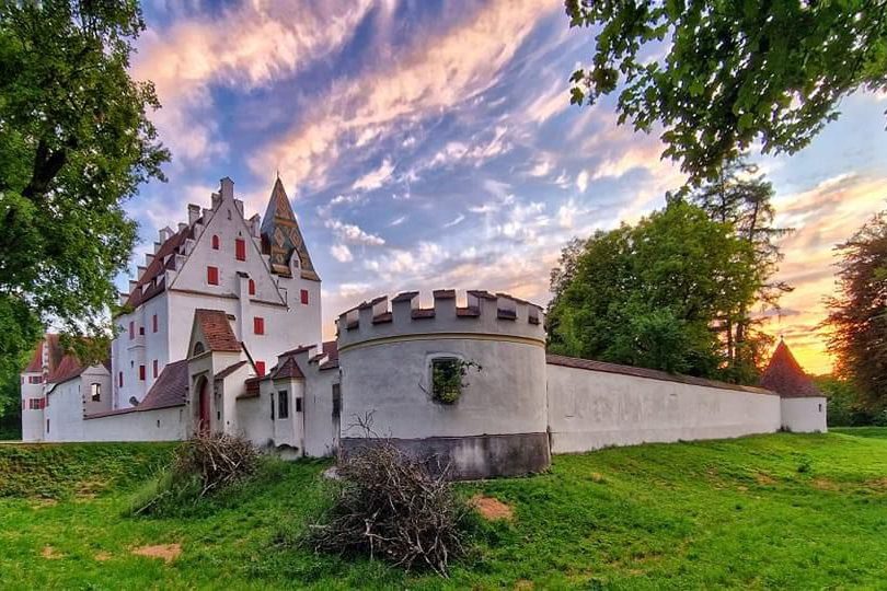 Jagdschloss Grünau im Wald bei Neuburg – beliebtes Ausflugsziel