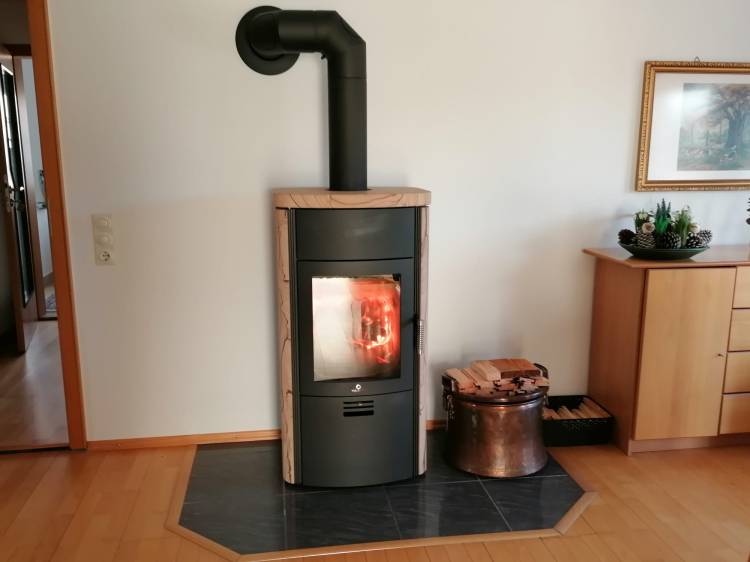 Ofen im Wohnzimmer der Ferienwohnung Dorfzauber Neuburg